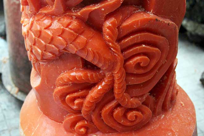 Dùng móng tay tạo hình rồng trên những cặp nến khủng nhất Việt Nam